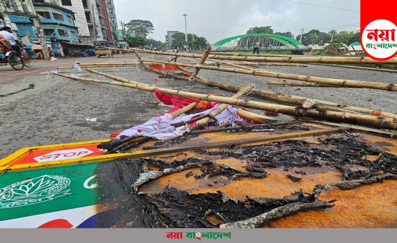 সড়কজুড়ে ছড়িয়ে–ছিটিয়ে আছে ইটপাটকেল, বাঁশসহ নানা সামগ্রী। গোপালগঞ্জ শহরের লঞ্চঘাট এলাকা