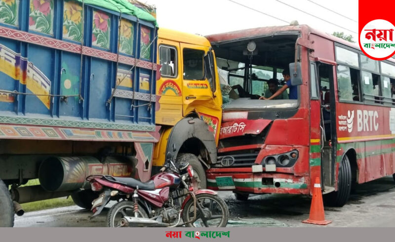 বাস ও ট্রাকের মুখোমুখি সংঘর্ষ