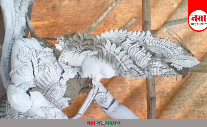 কয়েকটি প্রতিমা দুর্বৃত্তরা ভাঙচুর করেছে বলে অভিযোগ উঠেছে। ছবি: ভিডিও থেকে নেওয়া