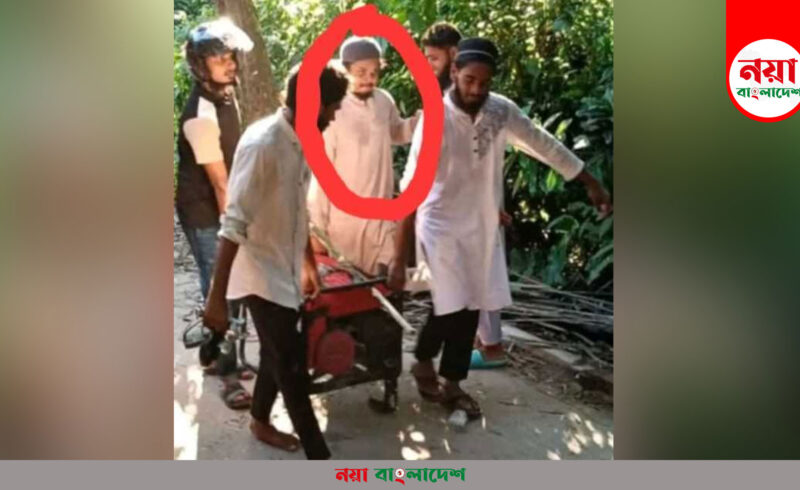 নুরাল পাগলার দরবার থেকে জেনারেটর চুরি করে নিচ্ছে যাচ্ছে মিজানুর রহমান। ফাইল ছবি